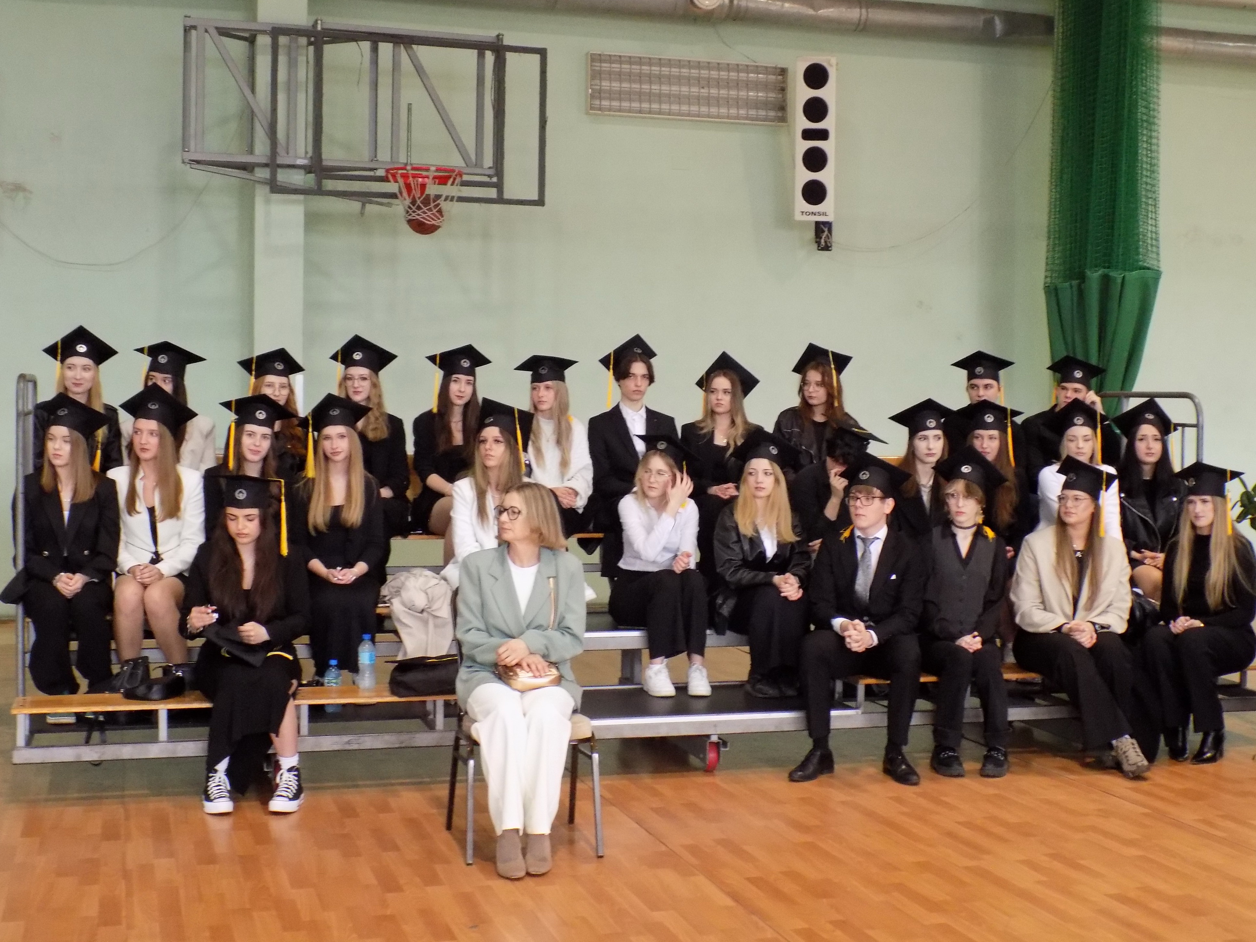 Zdjęcie Zakończenie roku klas 4 2025 (7)390c1536-d2c8-407c-9524-1f0ca264b130.JPG w galerii Uroczyste pożegnanie tegorocznych maturzystów